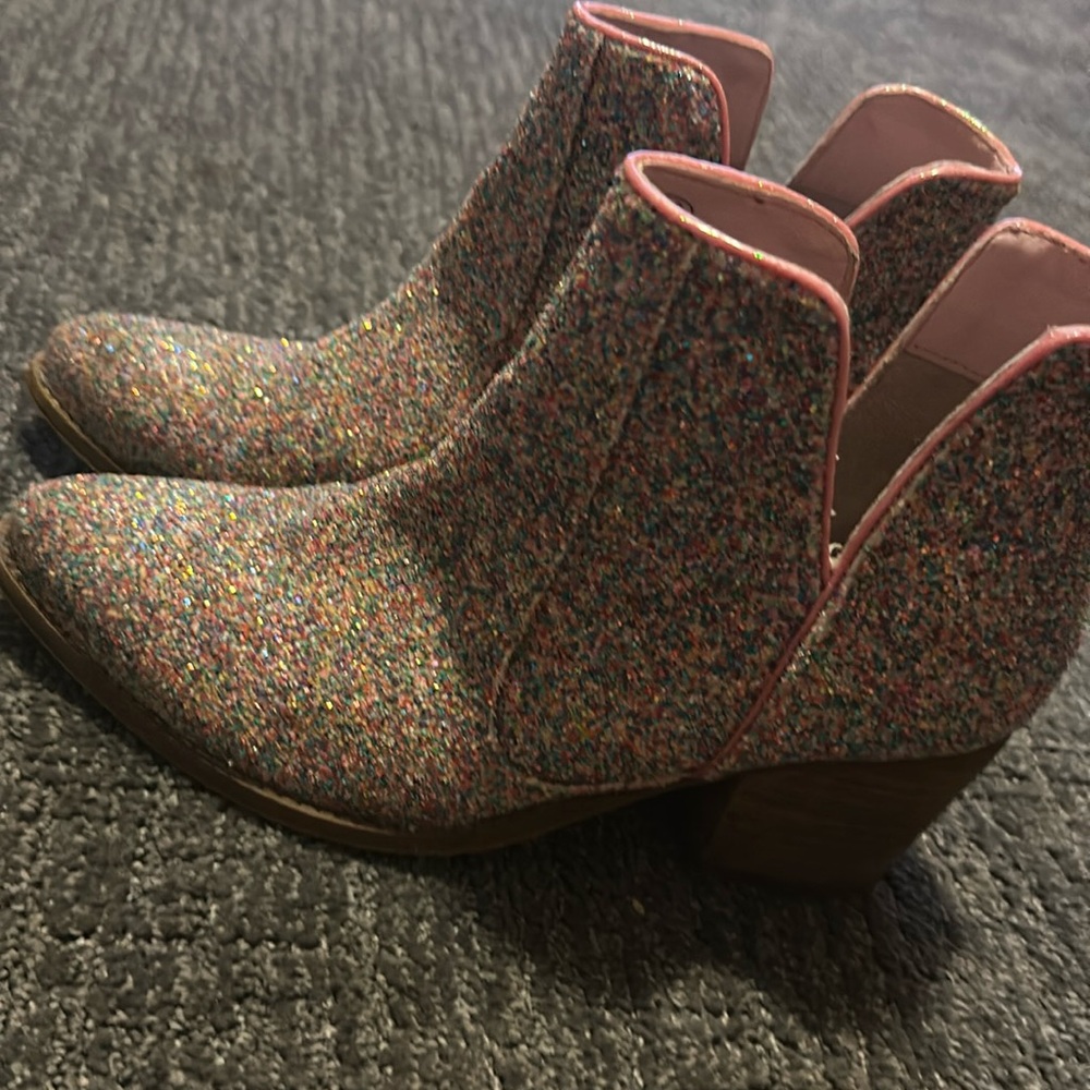 Fiera booties
Pink glittered